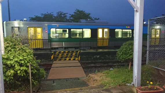 上総亀山で停車する電車